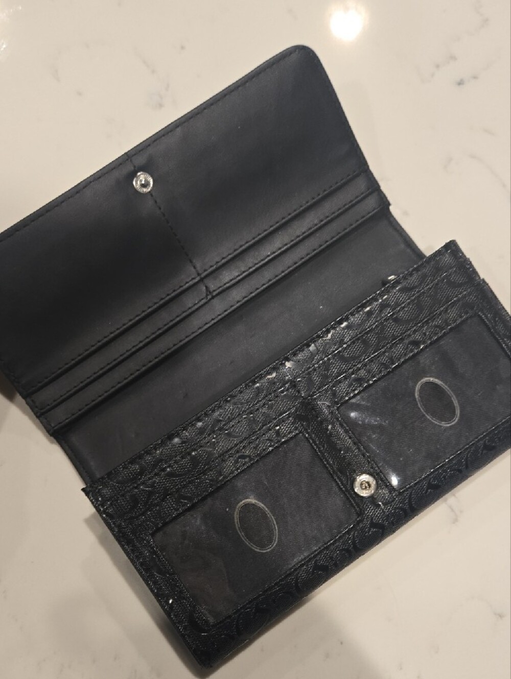 GUESS Black Gloss Signature Continental Wallet - Picture 2 of 3